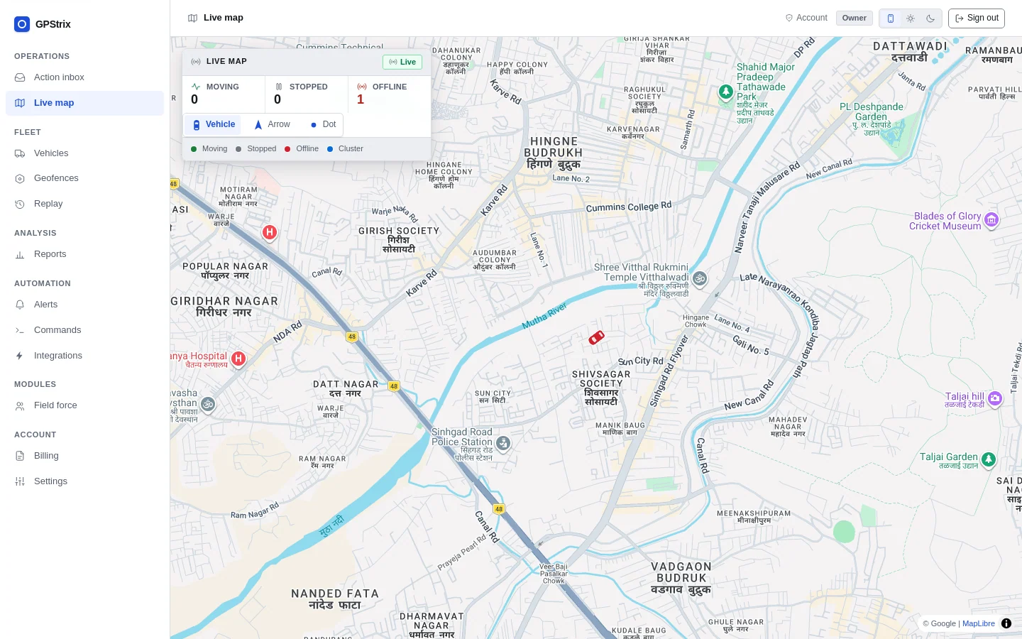 The live map in the light theme over Pune, with counts of moving, stopped and offline vehicles and a choice of vehicle, arrow or dot markers.